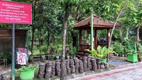 Kepala kampung setempat mengungkap plang itu dipasang setelah ada banyak pasangan remaja atau ABG yang kedapatan bermesraan tanpa peduli dengan pengunjung lainnya.