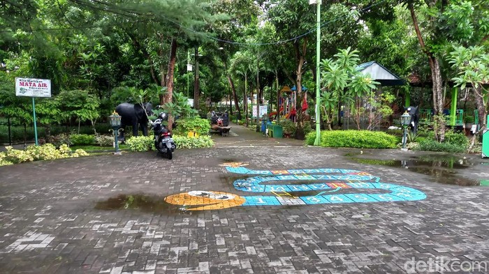 Ada yang berbeda pada plang pengumuman di Gajah Wong Educational Park, Yogyakarta. Plang itu berisi pesan larangan pacaran dan vandalisme, pelanggarnya terancam denda jutaan.
