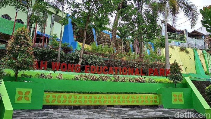 Ada yang berbeda pada plang pengumuman di Gajah Wong Educational Park, Yogyakarta. Plang itu berisi pesan larangan pacaran dan vandalisme, pelanggarnya terancam denda jutaan.