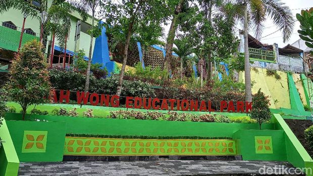 Ada yang berbeda pada plang pengumuman di Gajah Wong Educational Park, Yogyakarta. Plang itu berisi pesan larangan pacaran dan vandalisme, pelanggarnya terancam denda jutaan.