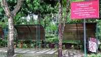 Plang berwarna merah dengan tulisan hitam itu dipasang di bagian depan taman. Pemasangan dilakukan pada 2018 silam.