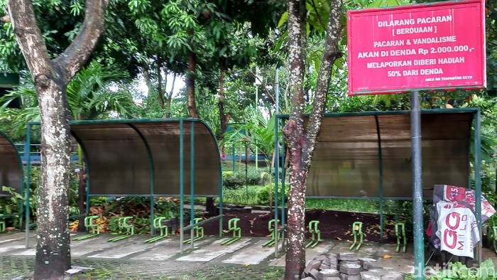 Ada yang berbeda pada plang pengumuman di Gajah Wong Educational Park, Yogyakarta. Plang itu berisi pesan larangan pacaran dan vandalisme, pelanggarnya terancam denda jutaan.
