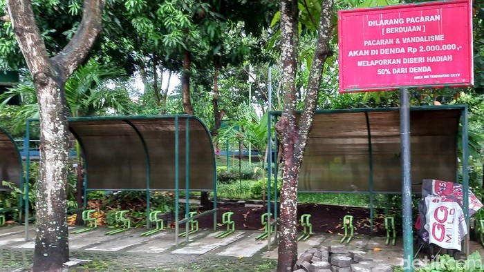 Jangan Nekat, Berani Pacaran di Sini Didenda Rp 2 Juta Ada yang berbeda pada plang pengumuman di Gajah Wong Educational Park, Yogyakarta. Plang itu berisi pesan larangan pacaran dan vandalisme, pelanggarnya terancam denda jutaan.