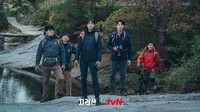 Dalam foto-foto yang dirilis, para penjaga hutan harus berhadapan langsung dengan sang dukun. Foto: (dok. Instagram @tvn_drama)