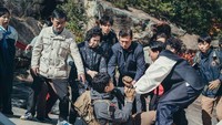 Tampak ia mencoba melakukan ritual di sebuah lokasi terpencil. Foto: (dok. Instagram @tvn_drama)