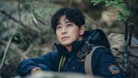 Tim penjaga pun berusaha menghentikan sang dukun. Foto: (dok. Instagram @tvn_drama)