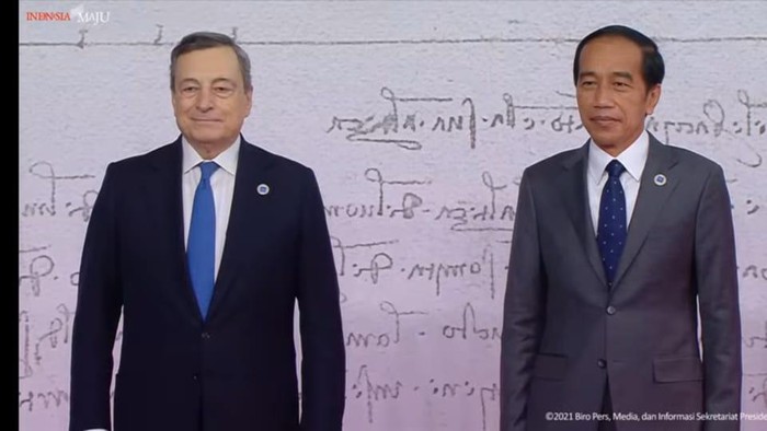 Jokowi bersama Mario Draghi di KTT G20 2021