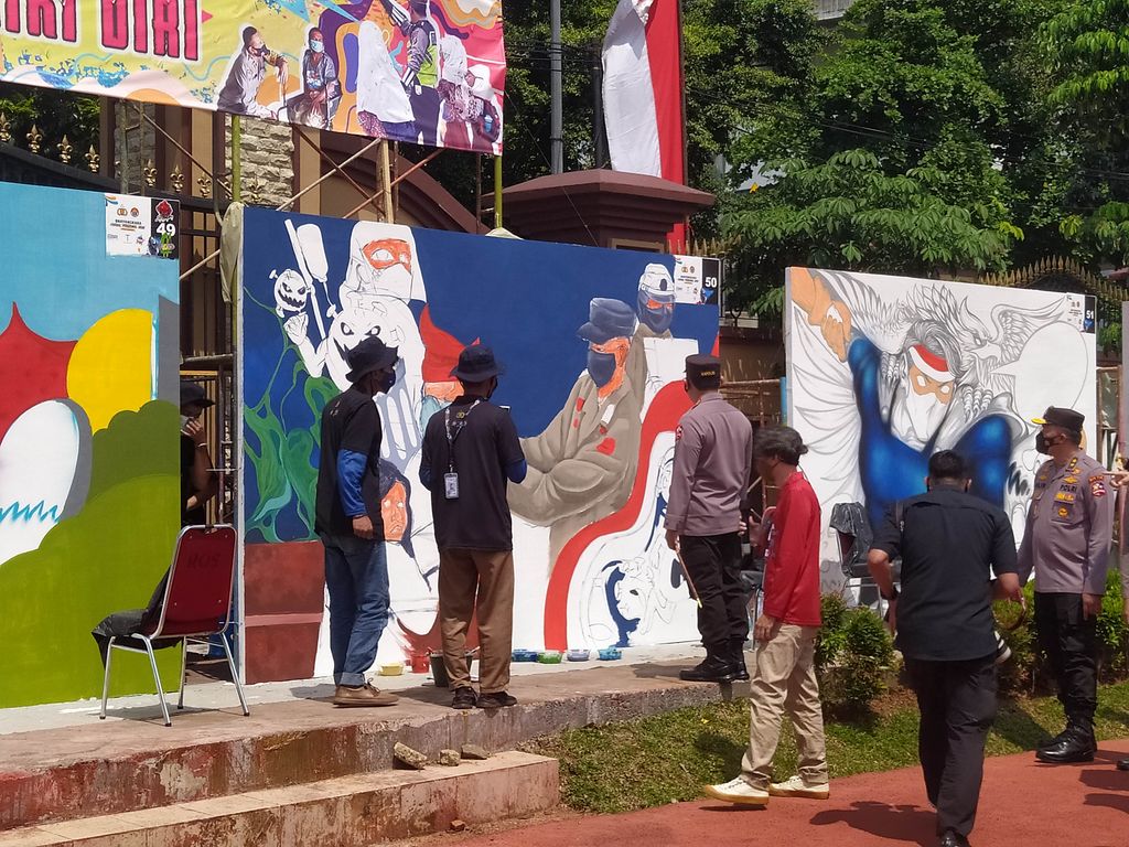 Kapolri ikut beraksi mengecat mural di agenda Bhayangkara Mural Festival 2021
