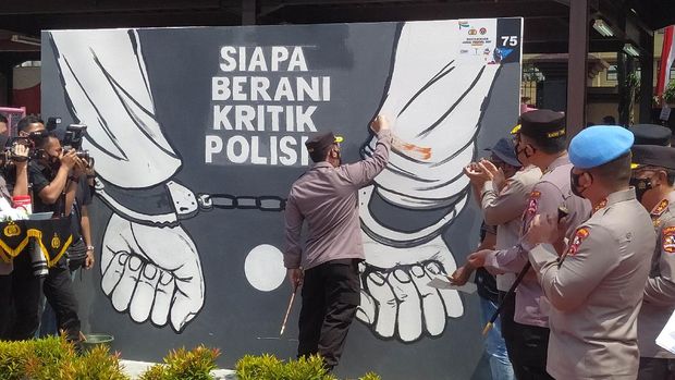 Kapolri ikut beraksi mengecat mural di agenda Bhayangkara Mural Festival 2021