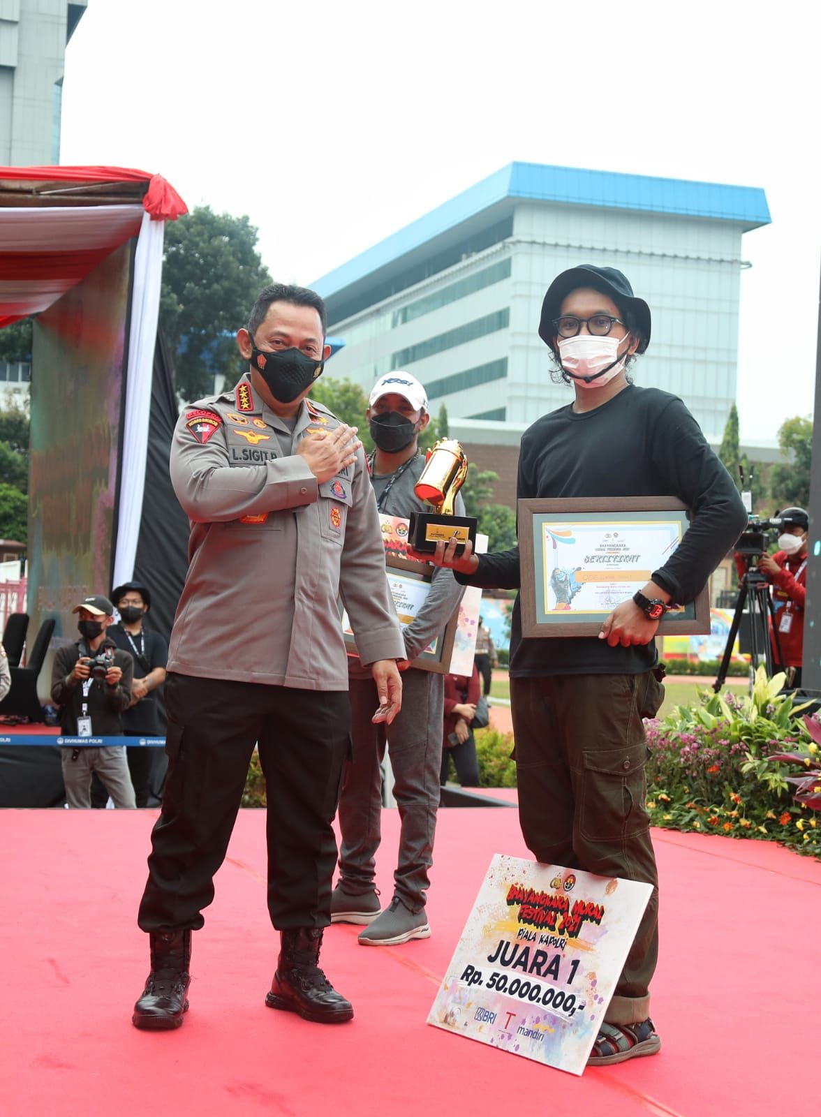 Kapolri Jenderal Listyo Sigit Prabowo bersama pemenang pertama Bhayangkara Mural Festival 2021