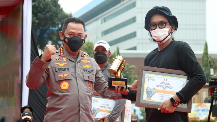 Kapolri Jenderal Listyo Sigit Prabowo bersama pemenang pertama Bhayangkara Mural Festival 2021