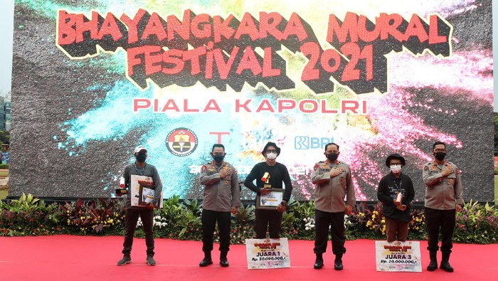 Kapolri Jenderal Listyo Sigit Prabowo dan para pemenang Bhayangkara Mural Festival 2021