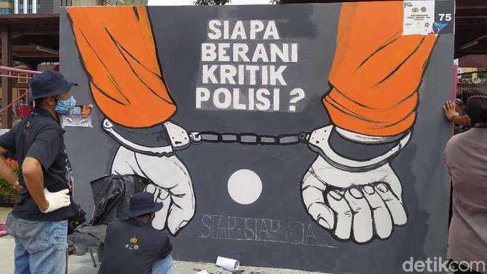 Kapolri Jenderal Listyo Sigit Prabowo membuka Bhayangkara Mural Festival 2021. Dia mengapresiasi dan ikut mengecat salah satu mural berisi kritik untuk polisi.