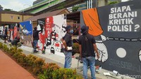 Ada 10 dari 80 peserta muralis menggambar mural bertema kritik di hadapan Kapolri Jenderal Listyo Sigit Prabowo di Lapangan Bhayangkara, Mabes Polri (Adhyasta/detikcom)