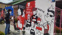 Kemudian, ada juga mural yang mempertanyakan sebenarnya siapa yang dilindungi polisi. Dalam mural itu, terlukis polisi sedang menangkap rakyat kecil karena mencuri ayam. Mural ini juga memperlihatkan koruptor yang tetap santai. (Adhyasta/detikcom)