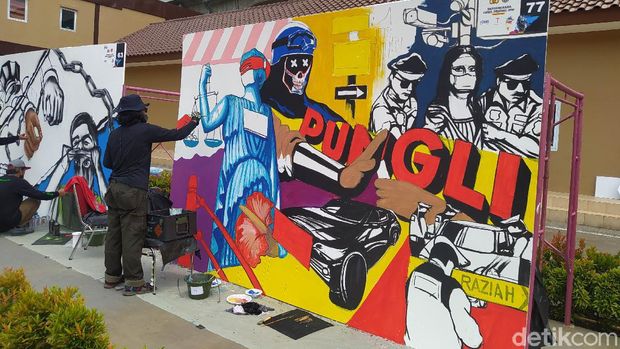 Kapolri Jenderal Listyo Sigit Prabowo membuka Bhayangkara Mural Festival 2021. Dia mengapresiasi dan ikut mengecat salah satu mural berisi kritik untuk polisi.
