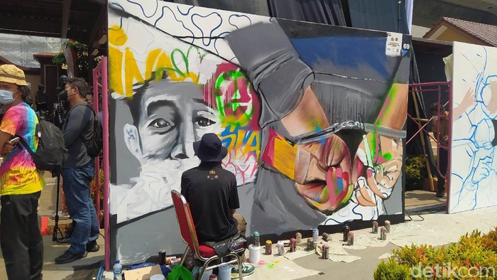 Kapolri Jenderal Listyo Sigit Prabowo membuka Bhayangkara Mural Festival 2021. Dia mengapresiasi dan ikut mengecat salah satu mural berisi kritik untuk polisi. Kapolri Jenderal Listyo Sigit Prabowo membuka Bhayangkara Mural Festival 2021. Dia mengapresiasi dan ikut mengecat salah satu mural berisi kritik untuk polisi.