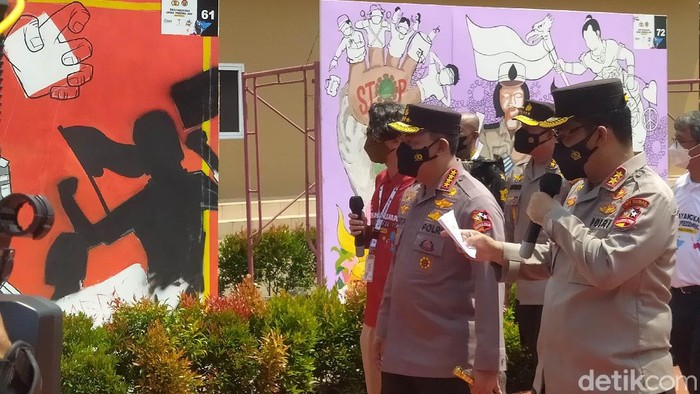 Kapolri Jenderal Listyo Sigit Prabowo membuka Bhayangkara Mural Festival 2021. Dia mengapresiasi dan ikut mengecat salah satu mural berisi kritik untuk polisi.