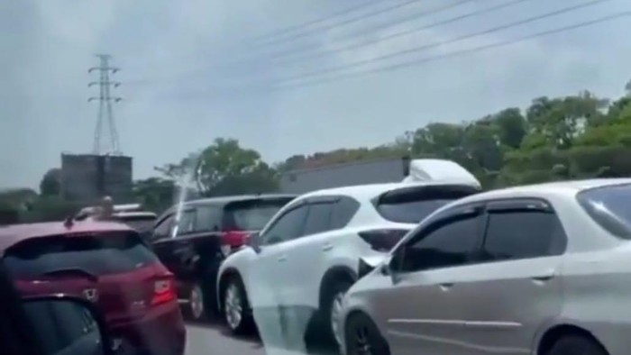 Kecelakaan beruntun libatkan 11 kendaran di Tol Cikampek