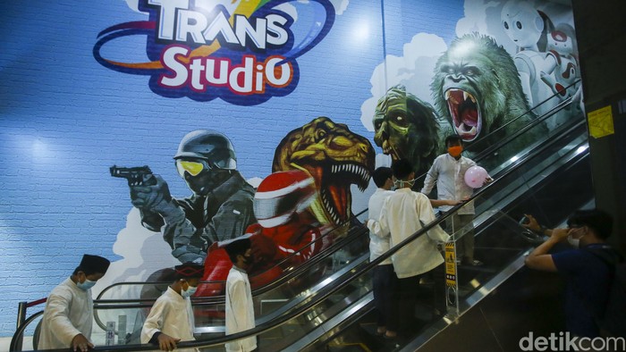 Ratusan anak yatim dari Nurul Amin dan Darul Falah Kranggan Bekasi menikmati wahana di Trans Studio Cibubur, Sabtu (30/10/2021).