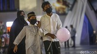 Para pengunjung diwajibkan memakai masker selama berada di dalam area Trans Studio Cibubur.