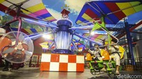 Anak-anak yatim itu tampak asyik menikmati sejumlah wahana di Trans Studio Cibubur.