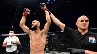 Khamzat Chimaev, pendatang baru di UFC ini terus menang sejak tahun 2020. Sudah empat kali menang beruntun, Chimaev dinilai punya kans untuk jadi juara kelas welter (Zuffa LLC via Getty Images/Handout)