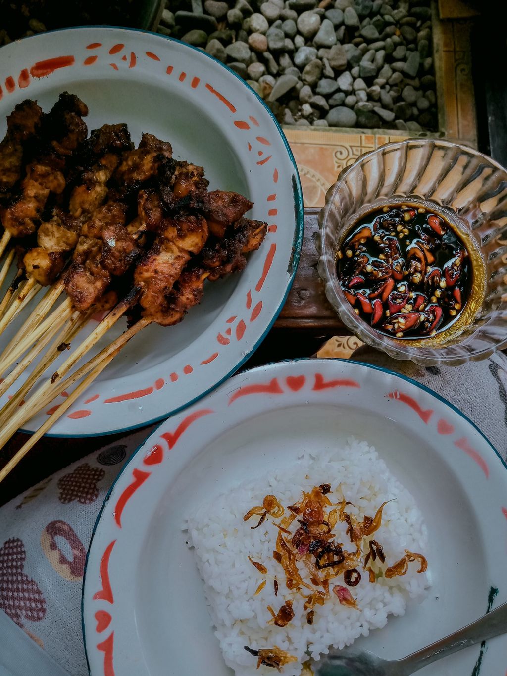 Kocak! Karena Foto Ini, Netizen Jadi Pamer Koleksi Piring Emak di Rumah