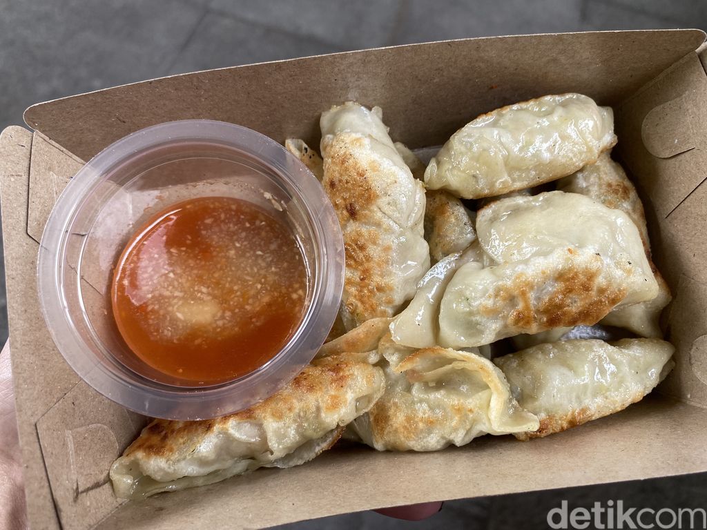 Kulineran di Petak Enam Bisa Cicip Curry Puff hingga Laksa Enak