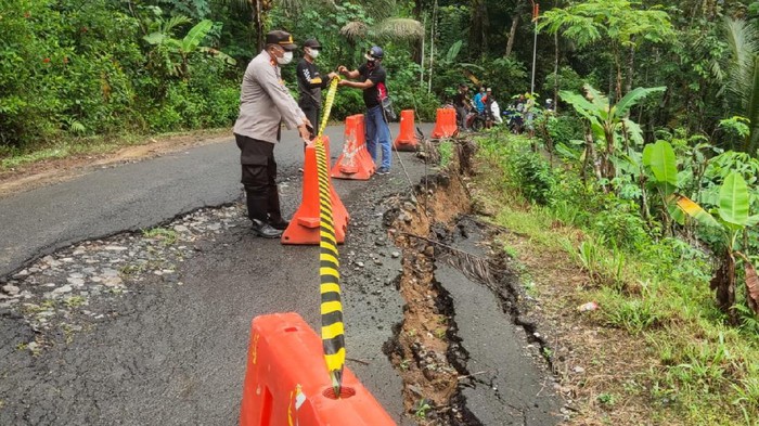 Longsor Mulai Terjadi di Trenggalek