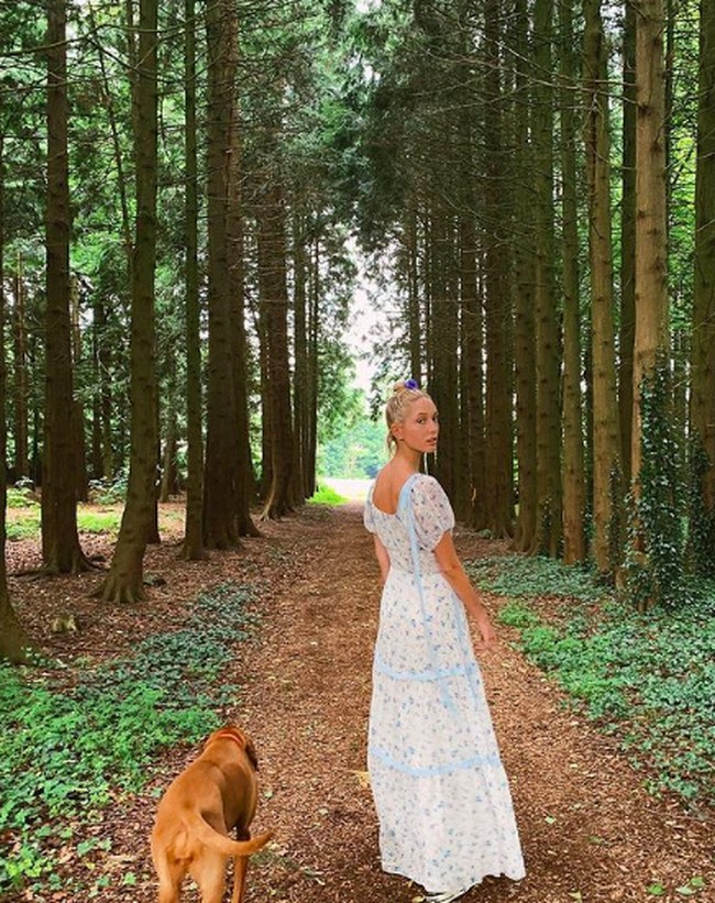 “Aku cukup beruntung karena aku bisa melakukan apa yang aku suka, berjalan-jalan. Aku menggunakan pakaian yang aku mau. Aku bisa menggunakan rok mini.” ucapnya. Foto: dok. Instagram/@olympiagreece