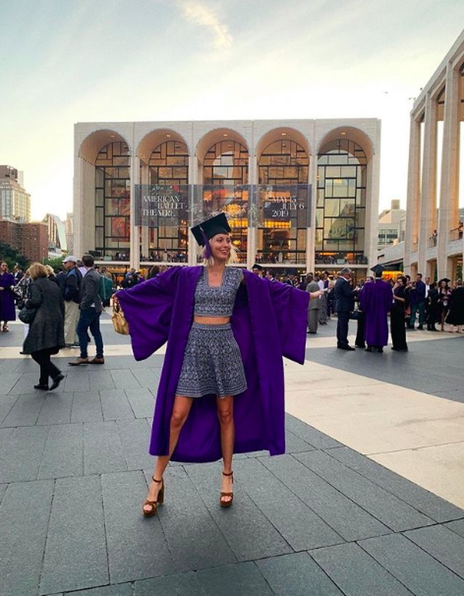 Di 2019, Putri Maria-Olympia lulus dari NYU Gallatin School. Dia mengambil jurusan fashion dan marketing. Inilah potret kelulusan sang putri. Foto: dok. Instagram/@olympiagreece