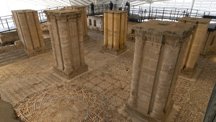 Melihat Keindahan Lantai Mosaik di Istana Hisham Palestina Otoritas Palestina meresmikan lantai mosaik setelah melakukan restorasi selama beberapa tahun di Istana Hisham. Lantai mosaik itu merupakan yang terbesar di dunia.