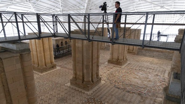 Mosaik itu berumur lebih dari 1.000 tahun namun Istana Hisham itu baru ditemukan kembali pada abad ke-19.