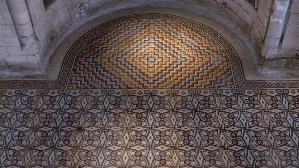 Luas lantai mosaik secara keseluruhan 835 meter persegi dan mencakup lima juta keping mosaik dan batu mosaik.