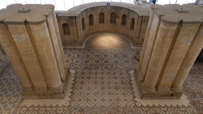 Melihat Keindahan Lantai Mosaik di Istana Hisham Palestina Otoritas Palestina meresmikan lantai mosaik setelah melakukan restorasi selama beberapa tahun di Istana Hisham. Lantai mosaik itu merupakan yang terbesar di dunia.