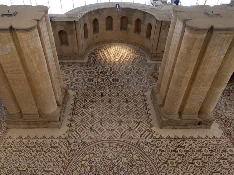 Melihat Keindahan Lantai Mosaik di Istana Hisham Palestina