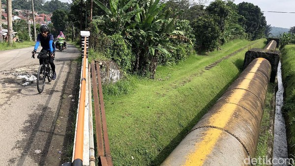 Pesepeda melintasi pipa aliran air PLTA Kracak sebelum mencapai kawasan kebun teh. Tanjakan tipis membuat pesepeda tidak merasakan sedang menuju ketinggian 900 an mdpl. Pesepeda melintasi pipa aliran air PLTA Kracak sebelum mencapai kawasan kebun teh. Tanjakan tipis membuat pesepeda tidak merasakan sedang menuju ketinggian 900 an mdpl.