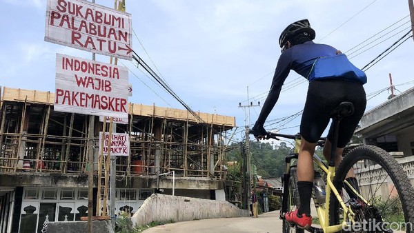 Jalan menanjak dengan gradien bervariasi membuat rute menuju kebun teh Cianten sangat menarik buat melatih emosi dan kekuatan. Jalan menanjak dengan gradien bervariasi membuat rute menuju kebun teh Cianten sangat menarik buat melatih emosi dan kekuatan.