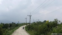 Kawasan perbukitan yang dipenuhi kebun teh. Datanglah pagi-pagi untuk menemukan kabut dan udara sejuk.