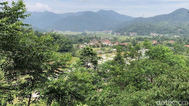 Bersepeda menuju kebun teh Cianten membuat ketagihan. Tak lain karena lansekapnya yang indah, jalurnya relatif sepi dengan tanjakan tipis-tipis menguji dengkul dan nafas.