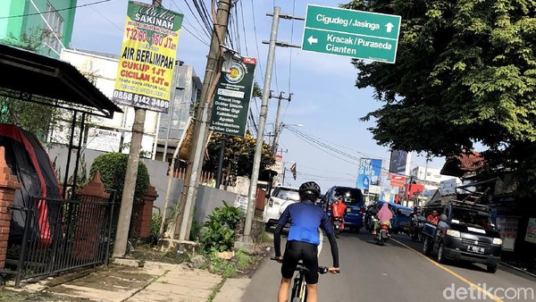 Marka petunjuk jalan mengarahkan pesepeda belok kiri. Dari pertigaan travel jalan raya Leuwiliang ini, kebun teh Cianten berjarak sekitar 25 km. Marka petunjuk jalan mengarahkan pesepeda belok kiri. Dari pertigaan travel jalan raya Leuwiliang ini, kebun teh Cianten berjarak sekitar 25 km.