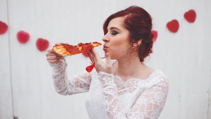 Nyeleneh! 5 Orang Ini Nikahi Rice Cooker hingga Pizza