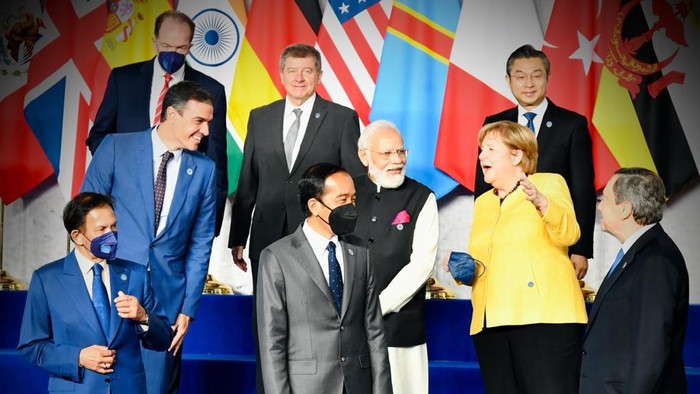 Presiden Jokowi mengikuti sesi foto bersama dengan pemimpin dunia saat KTT G20 di Roma, Italia.