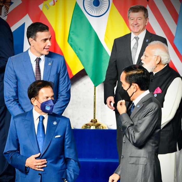 Presiden Jokowi mengikuti sesi foto bersama dengan pemimpin dunia saat KTT G20 di Roma, Italia.