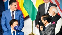 Usai berfoto bersama, seluruh pemimpin delegasi memasuki ruangan untuk mengikuti sesi working lunch tentang ekonomi dan kesehatan global. Dalam pidato pembukanya, PM Italia Mario Draghi mengatakan bahwa pandemi telah memisahkan semua warga negara dan untuk menjawab tantangan tersebut kerja sama multilateral adalah jawaban terbaik. (Laily Rachev - Biro Pers Sekretariat Presiden)