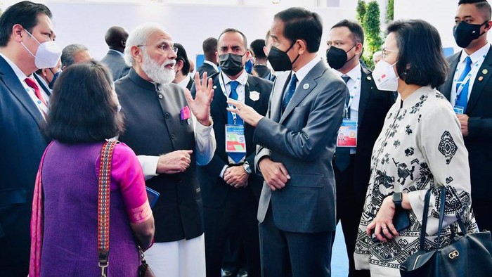 Presiden Jokowi mengikuti sesi foto bersama dengan pemimpin dunia saat KTT G20 di Roma, Italia.