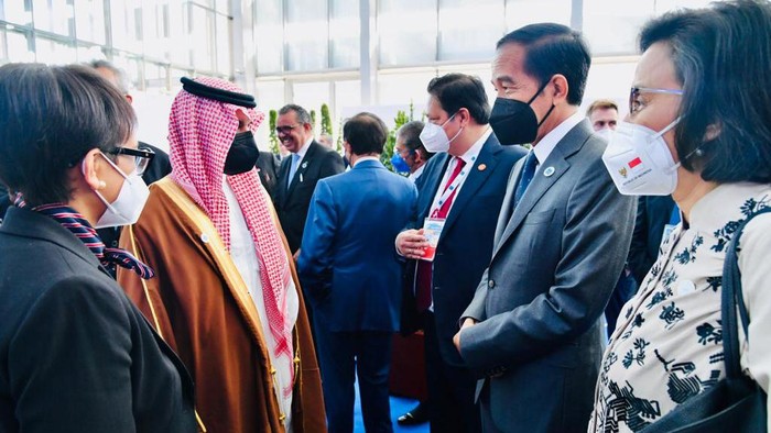 Momen Jokowi Berbincang dengan Pemimpin Dunia di KTT G20 Presiden Jokowi mengikuti sesi foto bersama dengan pemimpin dunia saat KTT G20 di Roma, Italia.