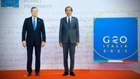 Setibanya di La Nuvola, Jokowi disambut langsung oleh Perdana Menteri Italia, Mario Draghi. Keduanya kemudian berfoto bersama sebelum menuju tempat seluruh ketua delegasi yang hadir melakukan foto bersama. (Laily Rachev - Biro Pers Sekretariat Presiden)