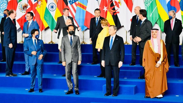 Momen Jokowi Berbincang dengan Pemimpin Dunia di KTT G20 Presiden Jokowi mengikuti sesi foto bersama dengan pemimpin dunia saat KTT G20 di Roma, Italia.